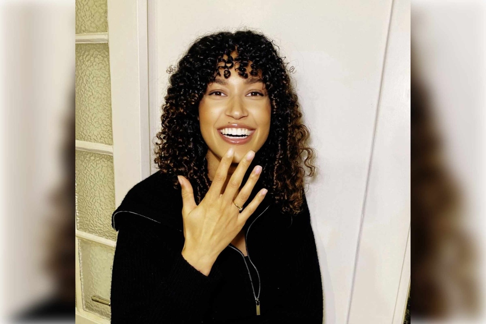 Freudestrahlend hält Lovelyn Enebechi (25) ihren Verlobungsring in die Kamera.