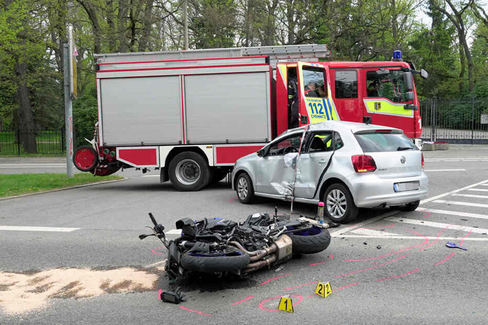 Beide Fahrer wurden bei dem Unfall schwer verletzt.