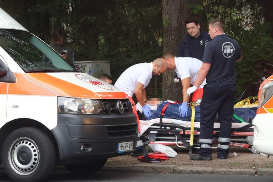 Rettungskräfte versorgen das Unfallopfer.
