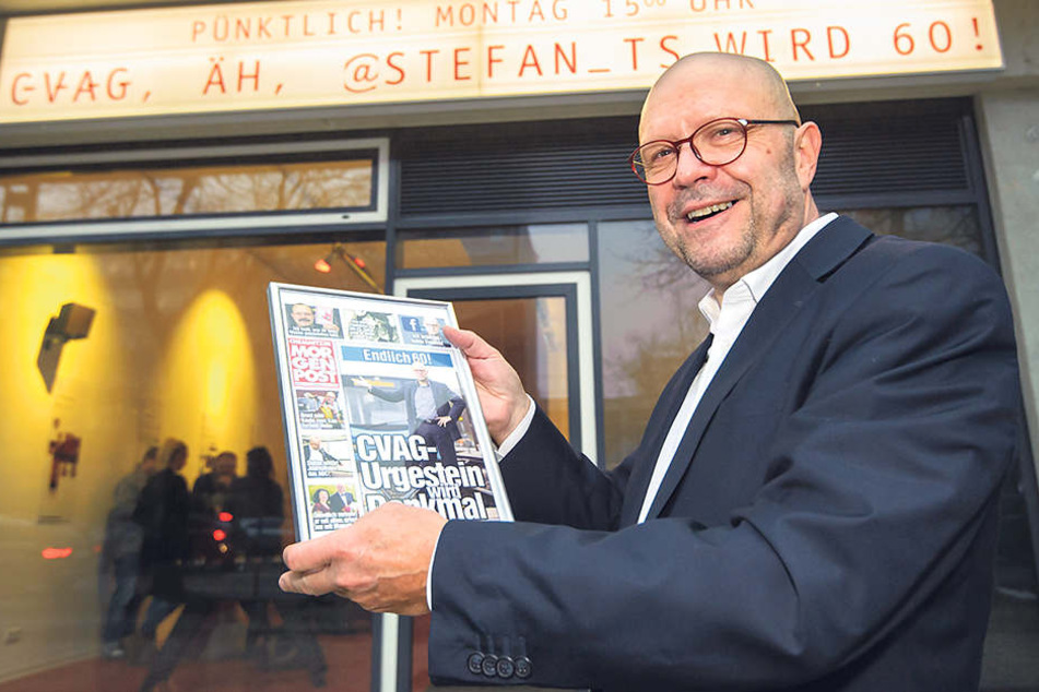 Für CVAG-Urgestein Stefan Tschök
(60) gab's vorm „Haus E“ eine persönliche MOPO-Ausgabe.