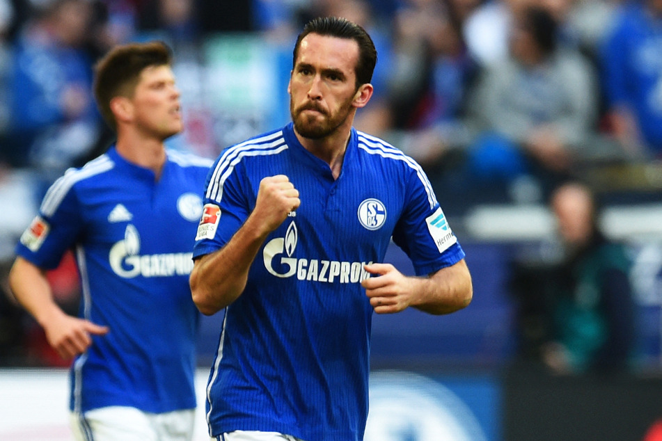Christian Fuchs (heute 36, v.) spielte von 2011 bis 2015 für den FC Schalke 04 und kam in dieser Zeit 136-mal für die Knappen zum Einsatz, erzielte acht Tore und gab 30 direkte Vorlagen.