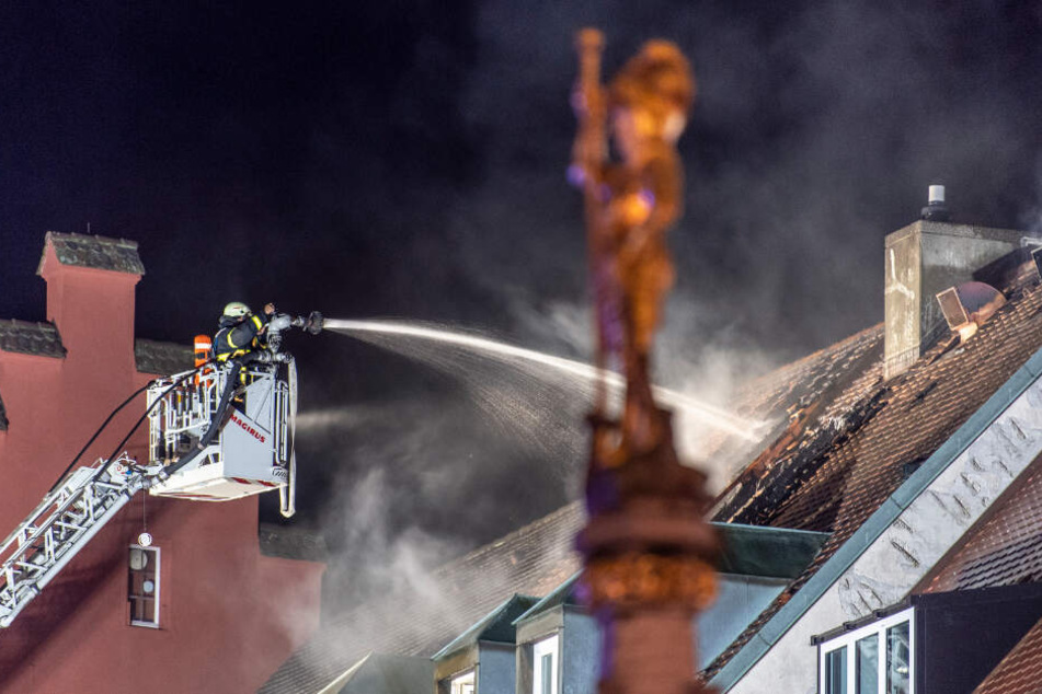 Die Feuerwehr löscht das Gebäude.