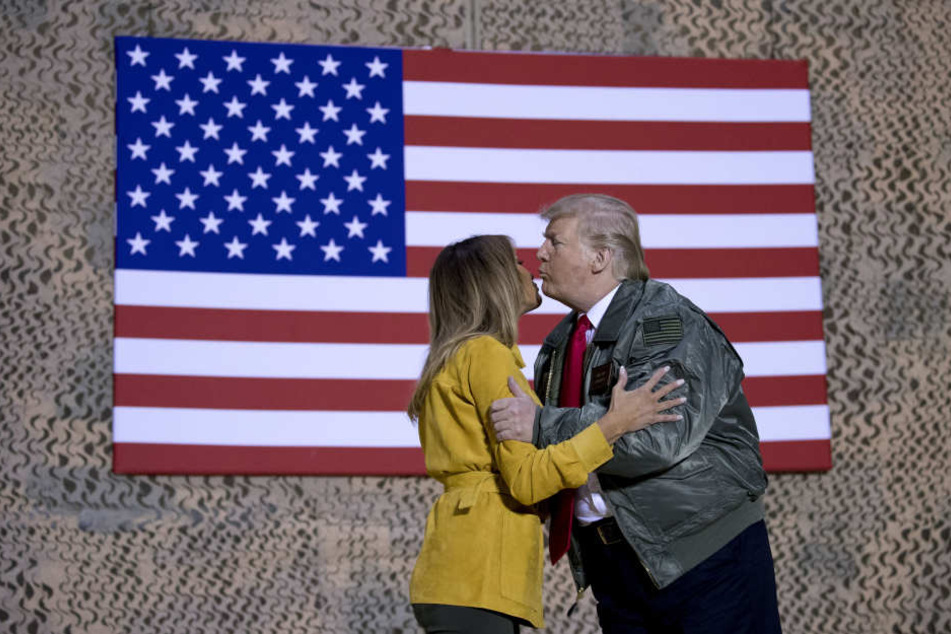 Mit im Gepäck hatte der US-Präsident natürlich auch First Lady Melania.