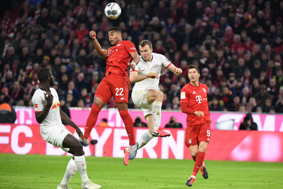 Serge Gnabry (2.v.l.) kämpft gegen Lukas Klostermann (2.v.r.) um den Ball.