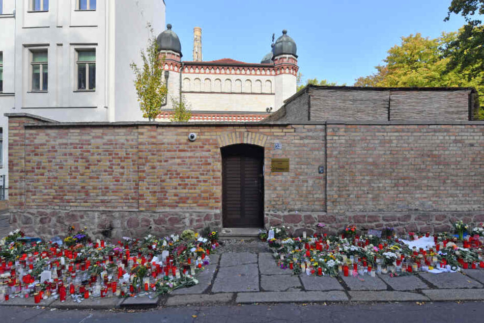 Blumen und Kerzen vor der Synagoge in Halle. Der Neonazi Stephan B. hatte am Mittwoch versucht, in das Gebäude einzudringen und dort ein Massaker zu begehen.