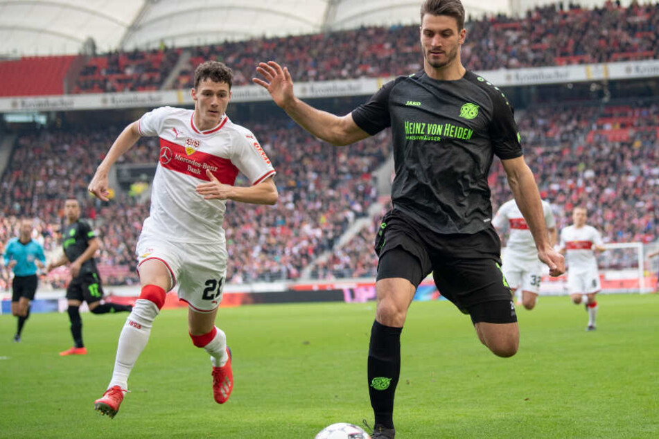 Im Zweikampf: VfB-Verteidiger Benjamin Pavard (l.) und Hannovers Hendrik Weydandt.