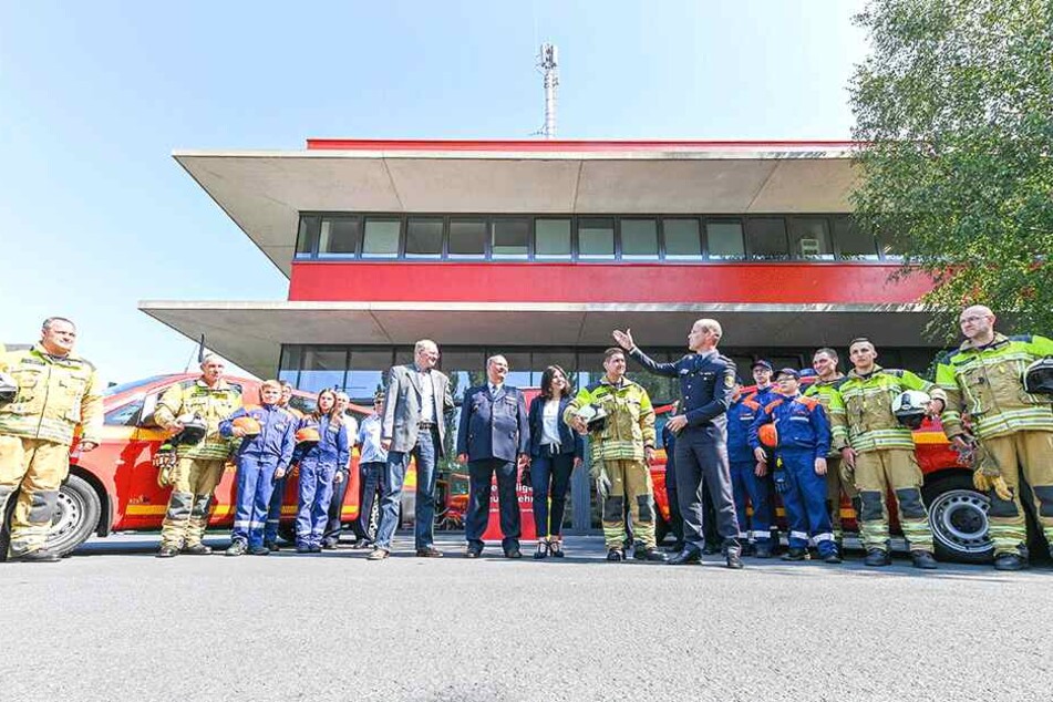 Kameraden der Stadtteilfeuerwehren Kaitz und Gompitz haben gestern an der Rettungswache Altstadt zwei neue Mannschaftstransportwagen entgegengenommen.