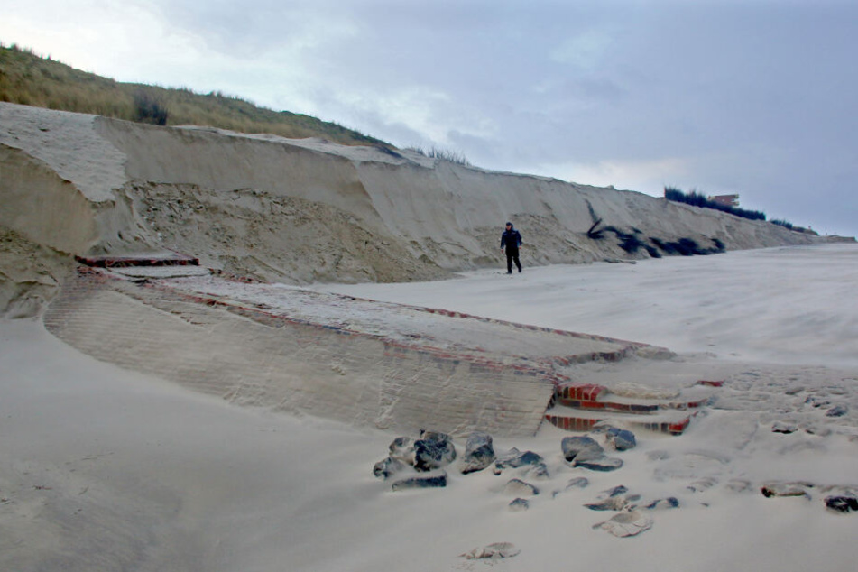 Auf der ostfriesischen Insel Wangerooge hat die Sturmflut den Strand abgetragen und eine alte Strandmauer freigelegt.