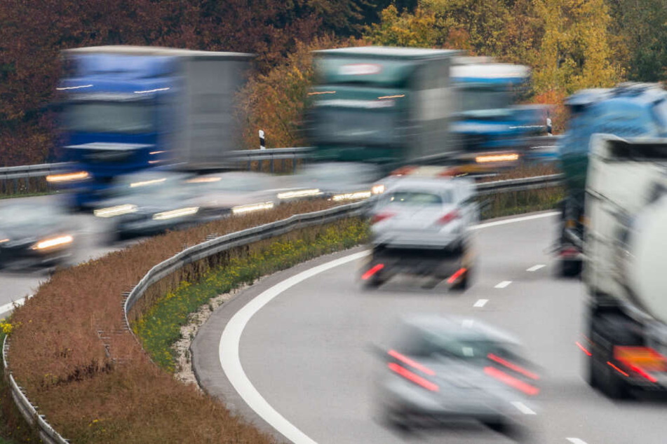 Die Motorhaube lag mitten auf der Autobahn. (Symbolbild)
