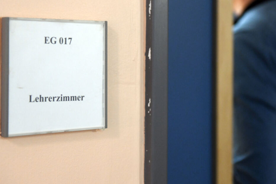 Eine Lehrerin wurde von einer Mutter und einem Großvater attackiert. (Symbolbild)