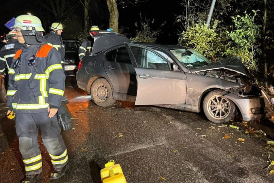 Fluchtversuch endet an Baum: BMW-Fahrer (19) baut zwei Unfälle in drei Minuten