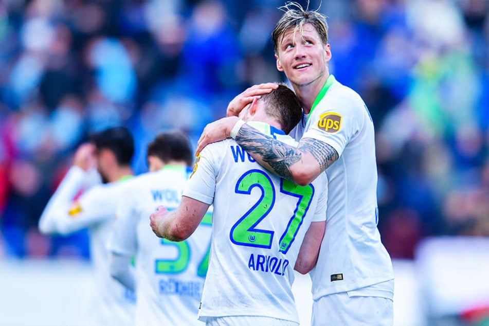 Wolfsburg um Torjäger Wout Weghorst (r.) hat nach dem 4:1-Sieg bei der TSG 1899 Hoffenheim wieder gute Chancen, noch auf einen Europa-League-Rang zu springen.