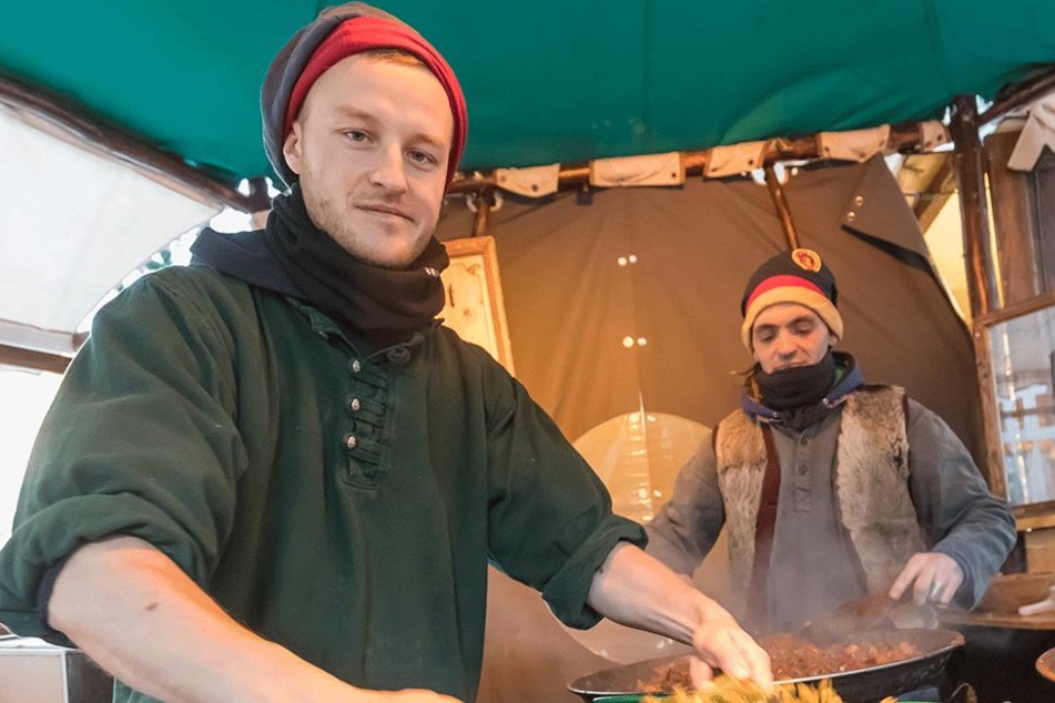 Tobias (29) und Ronny (33, v.l.) füllen in der Inneren Klosterstraße herzhafte Hanfbrote mit fettarmen Zutaten.
