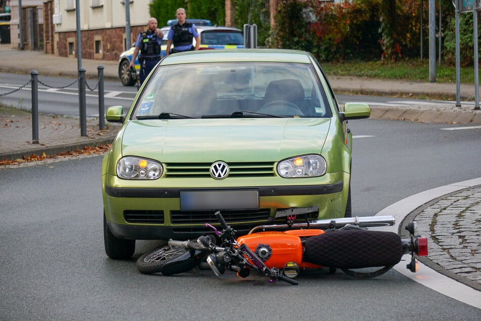 In Döbeln geriet ein Moped unter die Räder.