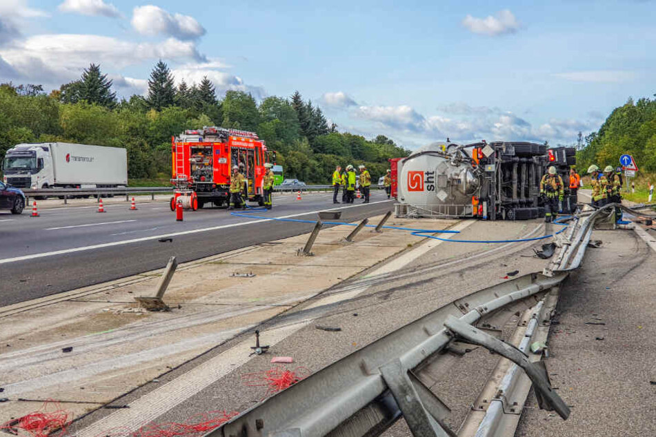 Der Tanklaster durchbrach nach dem Zusammenprall mit dem Auto die Leitplanke und kippte auf die linke Seite um.