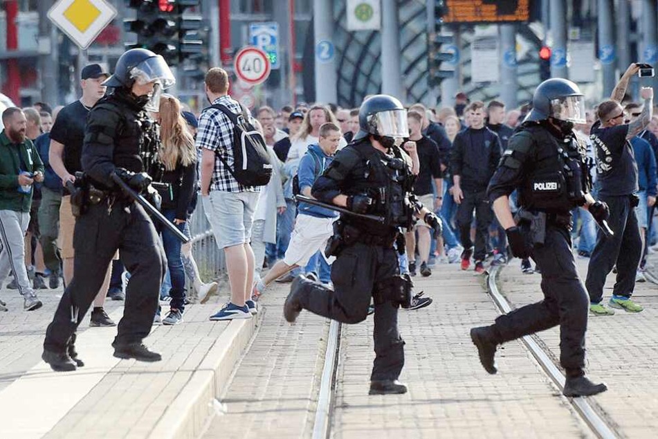 Die Polizei gerät immer wieder zwischen die politischen Fronten.