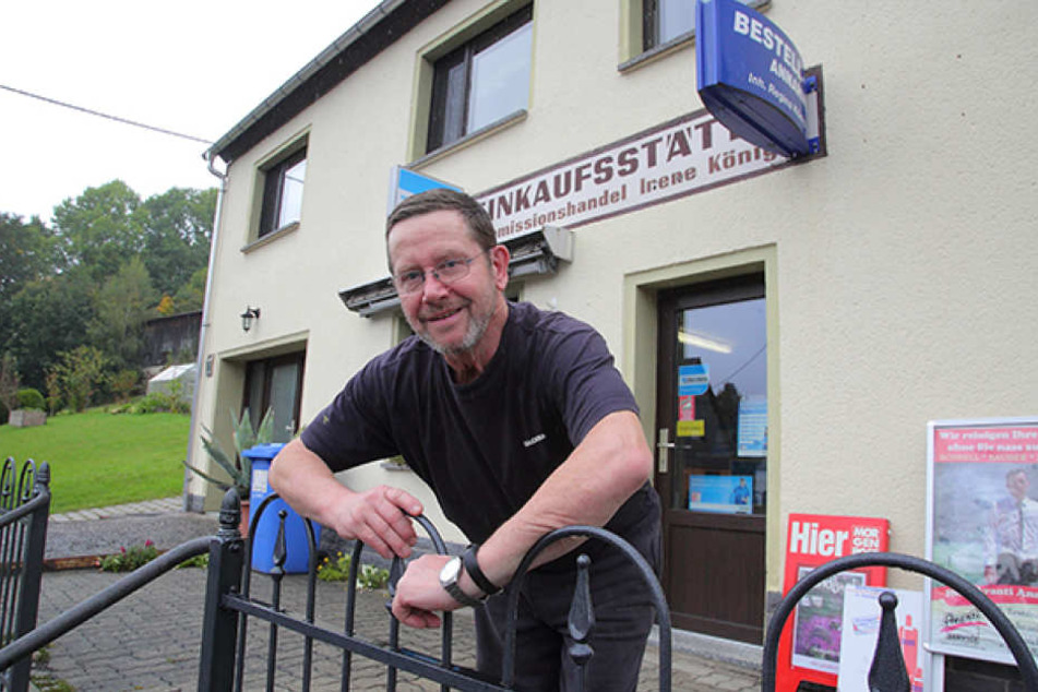 Verkäufer Ralf König (65) versorgt die Dorfchemnitzer im Tante-Emma-Laden mit Lebensmitteln.