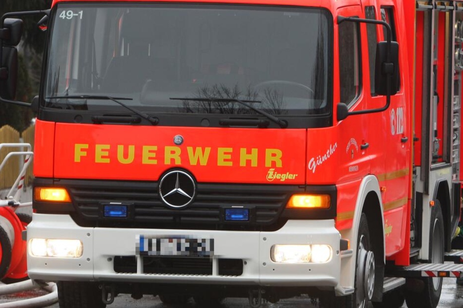 Die Frau musste aus ihrem Wagen befreit werden. (Symbolbild)
