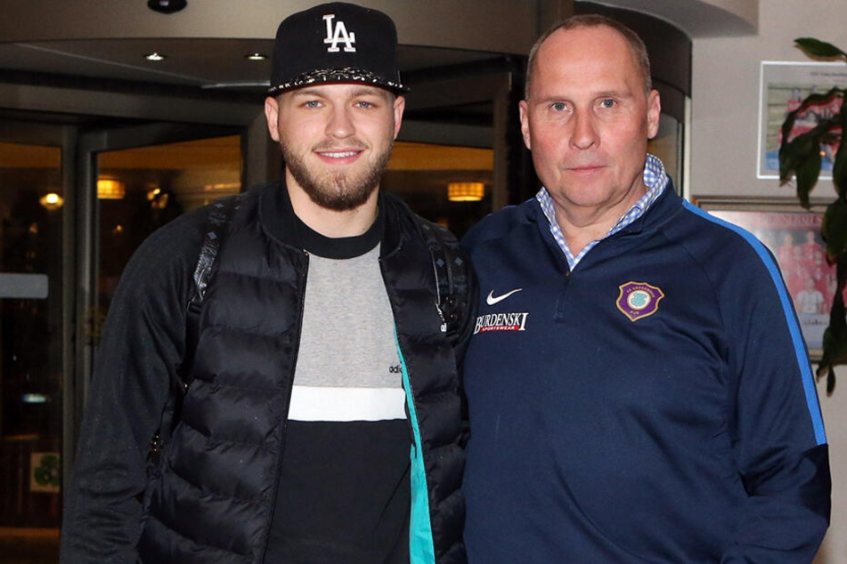 10 Januar 2016: Neuzugang Pascal Köpke (l.) wird von FCE-Boss Helge Leonhardt im Trainingslager in Side/Türkei begrüßt.