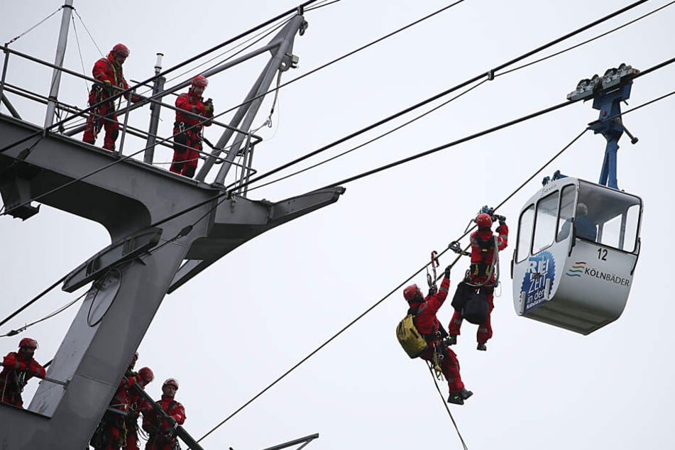 Die Retter probten den Ernstfall bei der Kölner Seilbahn.