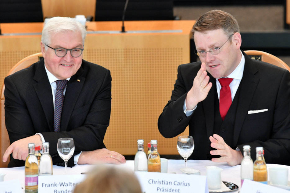 Bundespräsident Frank-Walter Steinmeier und Landtagspräsident Christian Carius (CDU) im Gespräch mit anderen Landtagsabgeordneten.