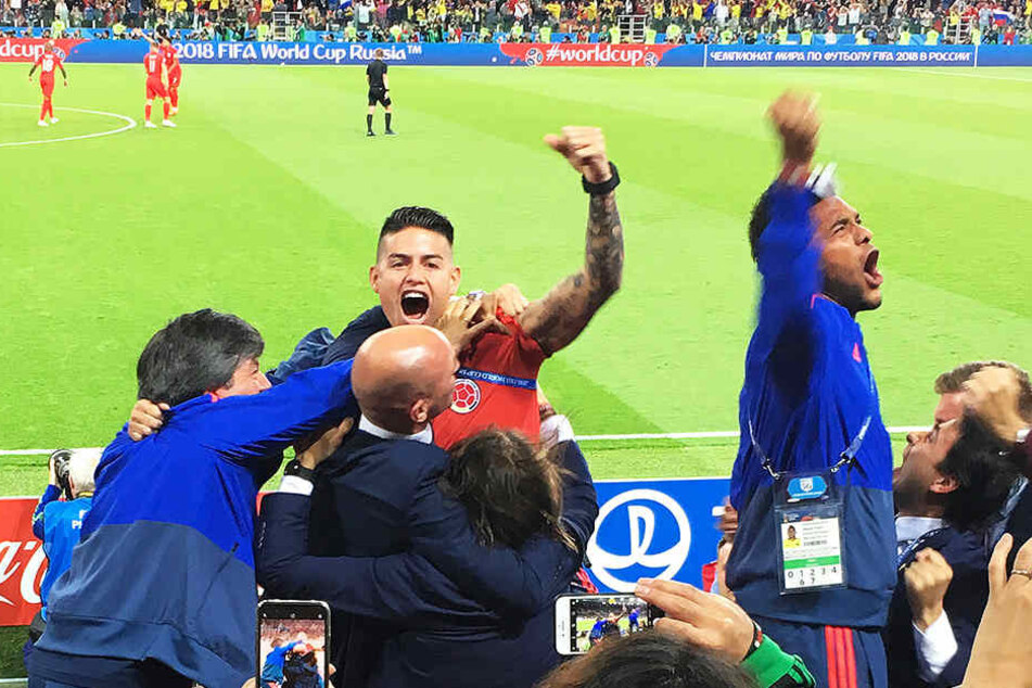 Der verletzte James bejubelt den kolumbianischen Ausgleichstreffer im Achtelfinale gegen England - später schied Kolumbien allerdings im Elfmeterschießen aus.