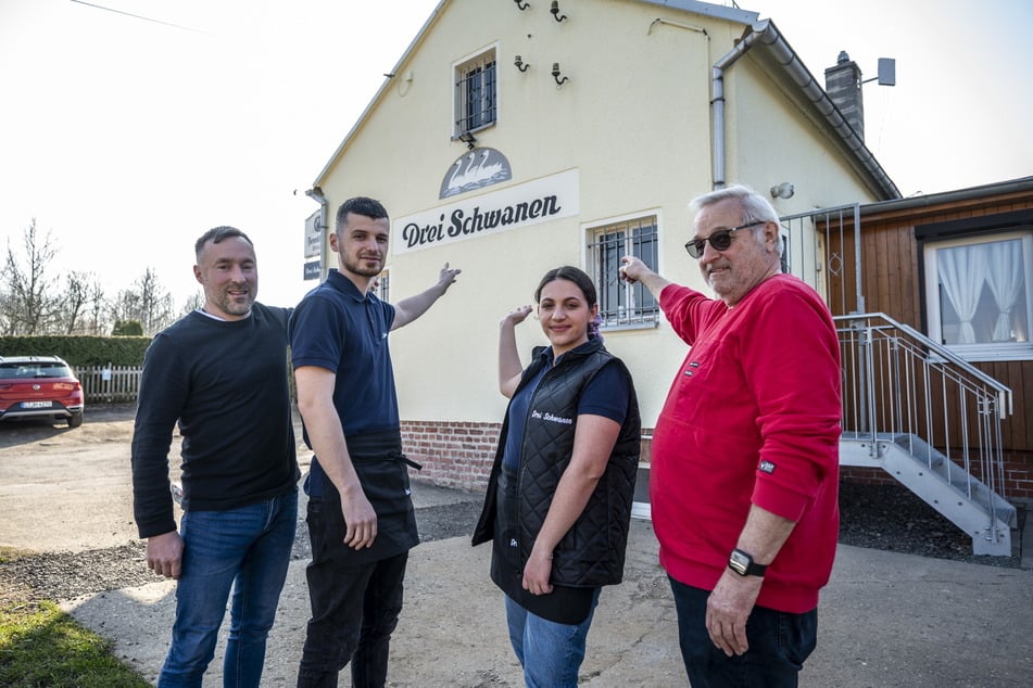 Der Vorstandsvorsitzende des Kleingartenvereins "Drei Schwanen", Denny Türk (41, l.), und Schatzmeister Michael Liebold (72, r.) sind froh über die neuen Pächter.