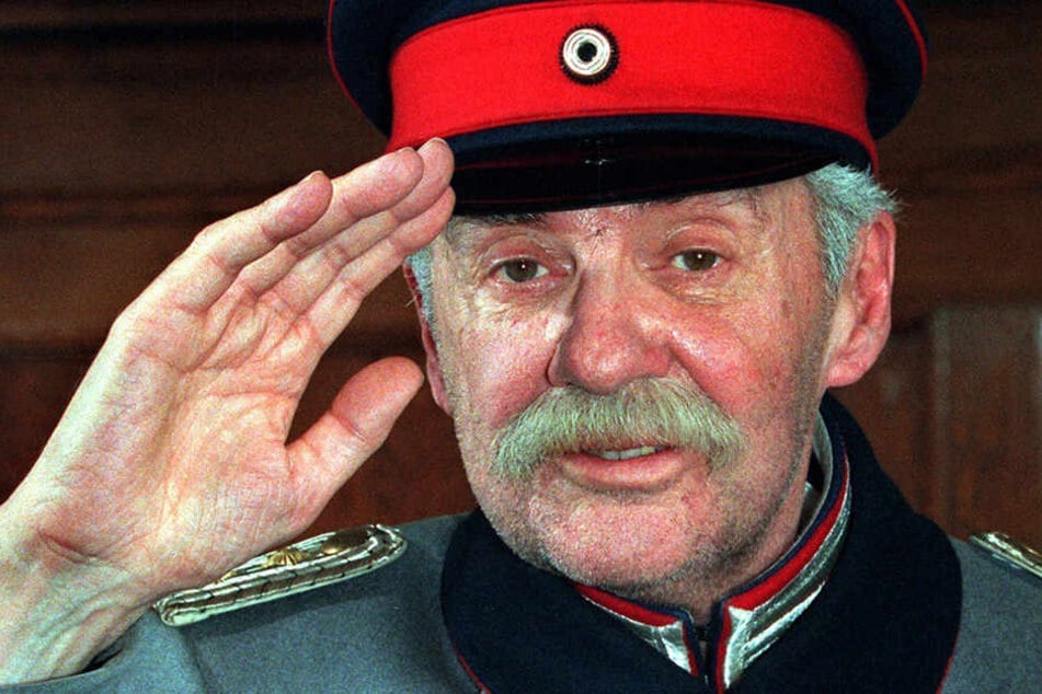Der mittlerweile verstorbene Schauspieler Harald Juhnke salutiert als "Hauptmann von Köpenick" im Rathaus Köpenick.