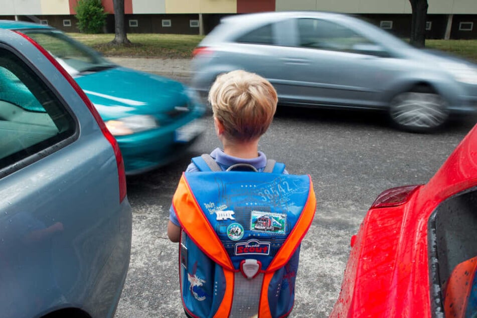 In Oberfranken wurde ein Junge von einem Auto erfasst. (Symbolbild)