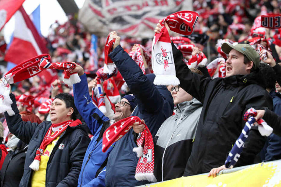 Hatten ihren Spaß und trotzten dem kalten Windböen und kurzem Regenschauer: Die RB-Fans in der Red Bull Arena.