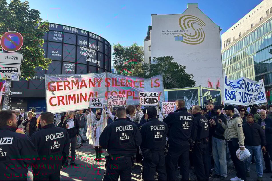 Nach Polizeiangaben versammelten sich am frühen Samstagabend in der Spitze 250 Menschen zu der Demonstration.