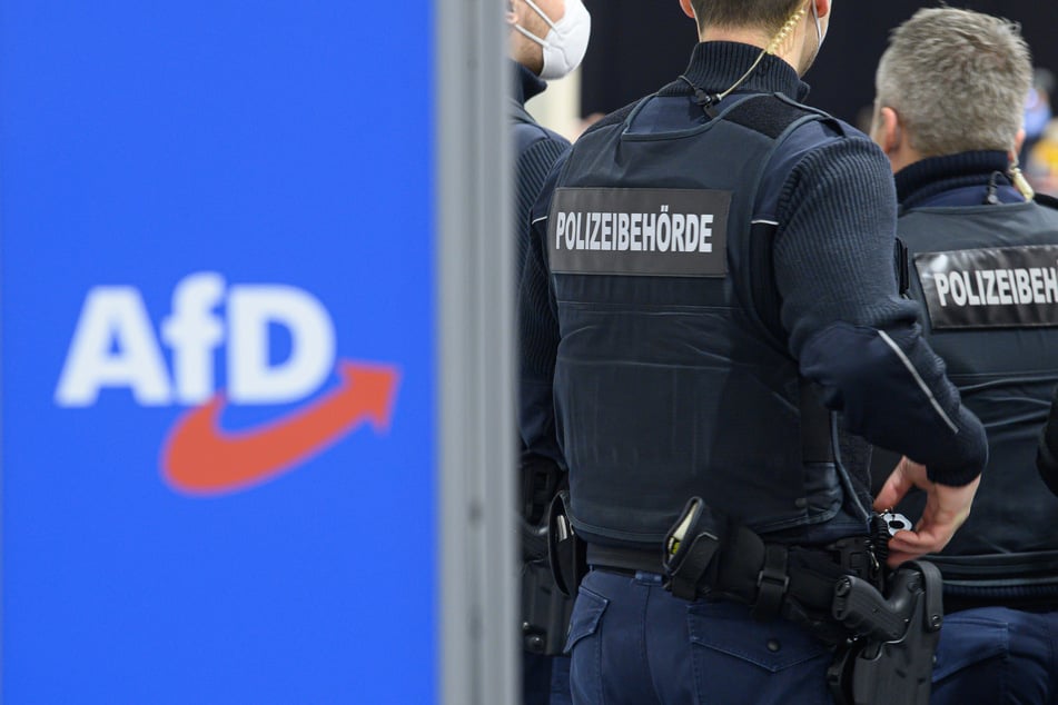 Mitarbeiter der Polizeibehörde (Ordnungsamt) kontrollieren beim Parteitag der AfD Sachsen zur Aufstellung der Landesliste für die Bundestagswahl in der Messe Dresden die Einhaltung der Corona-Hygienevorschriften.
