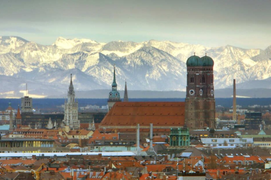 München vor dem Alpenpanorama: In der Stadt sind die Bayern immerhin noch zufriedener als auf dem Land. (Archivbild)