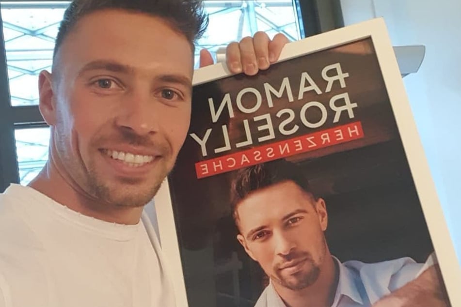 Superstar-Gewinner Ramon Roselly (26) hält stolz seine erste Goldene Schallplatte in Händen.