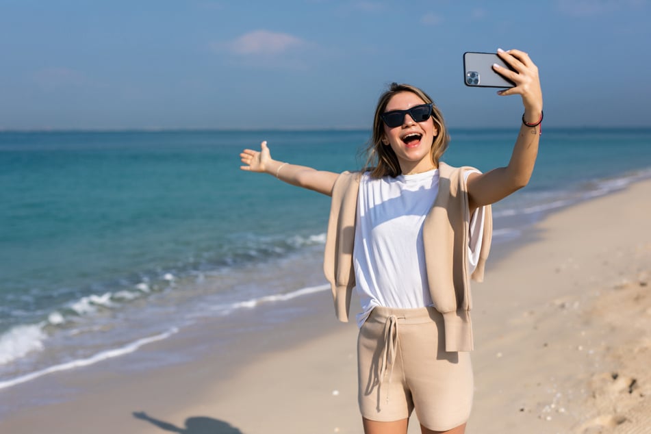So schön es auch ist: Urlaubsbilder lieber erst teilen, wenn man wieder zu Hause ist.
