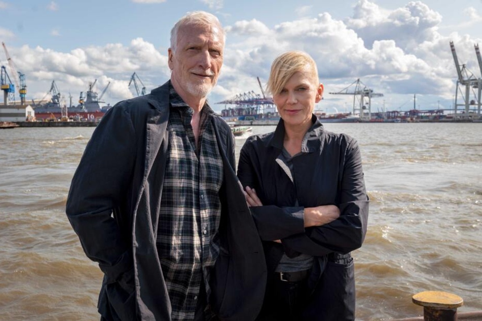 Die Schauspieler Ernst Stötzner (als Richard Dorn) und Anna Loos (als Helen Dorn) stehen an der Elbe.