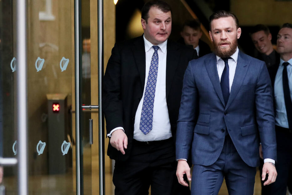 Mixed-Martial-Arts-Kämpfer McGregor (31) verlässt das Amtsgericht in Dublin.
