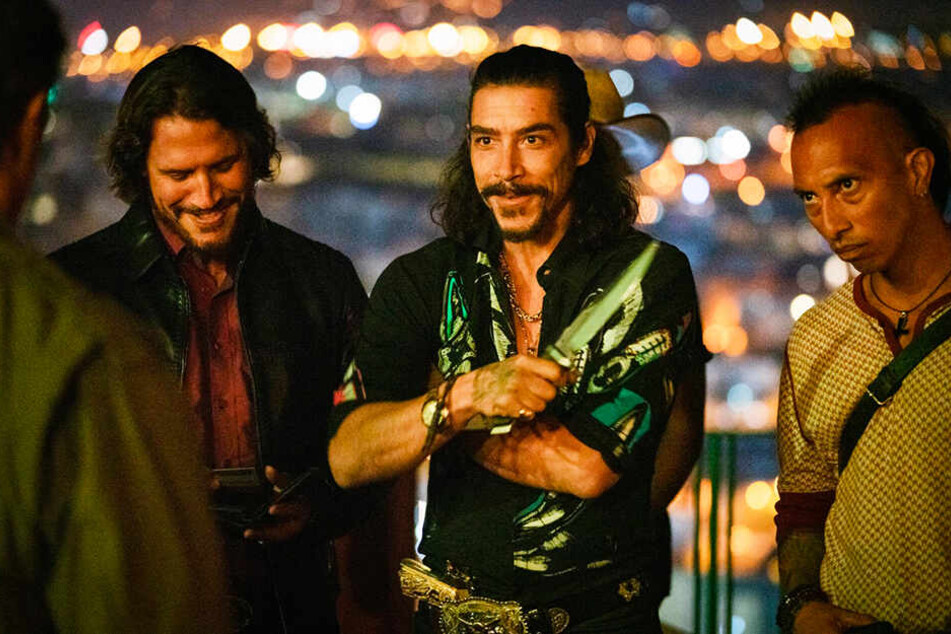 Sie führen den Ring der Menschenhändler an: Hugo (l., Sergio Peris-Mencheta) und Victor Martinez (M., Oscar Jaenada) sind für Rambo harte Gegner.