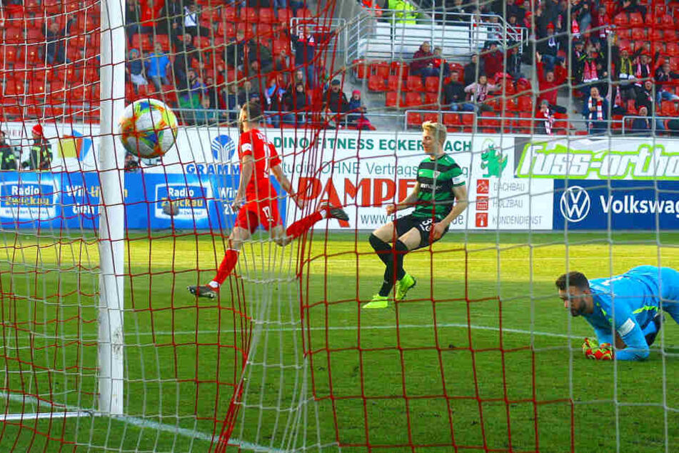Eins seiner bislang vier Saisontore! Morris Schröter (l.) hat im Spiel gegen den SC Preußen Münster getroffen und dreht jubelnd ab.