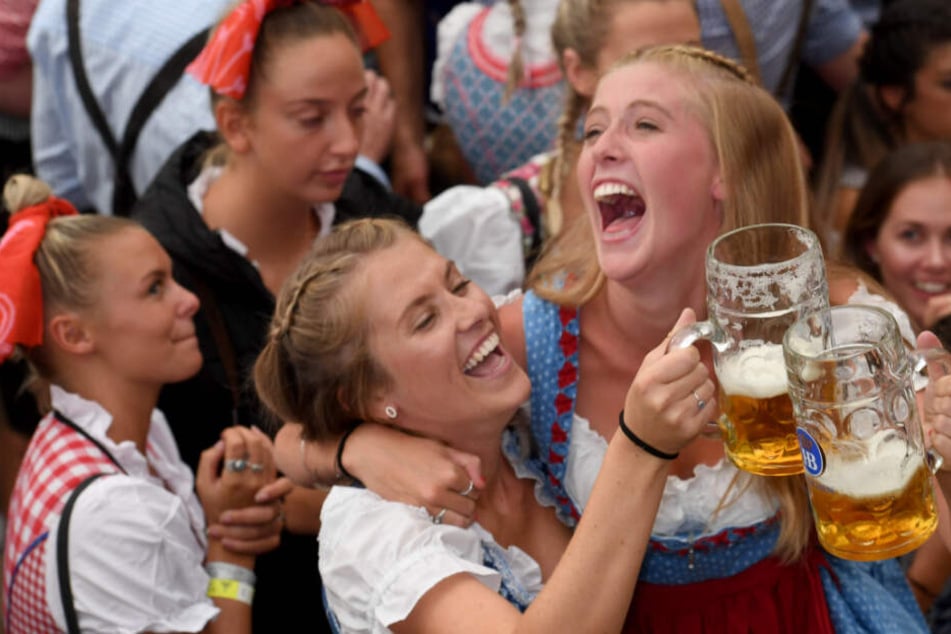 Frauen feiern auf dem Oktoberfest 2018 im Hofbräu-Zelt. (Symbolbild)