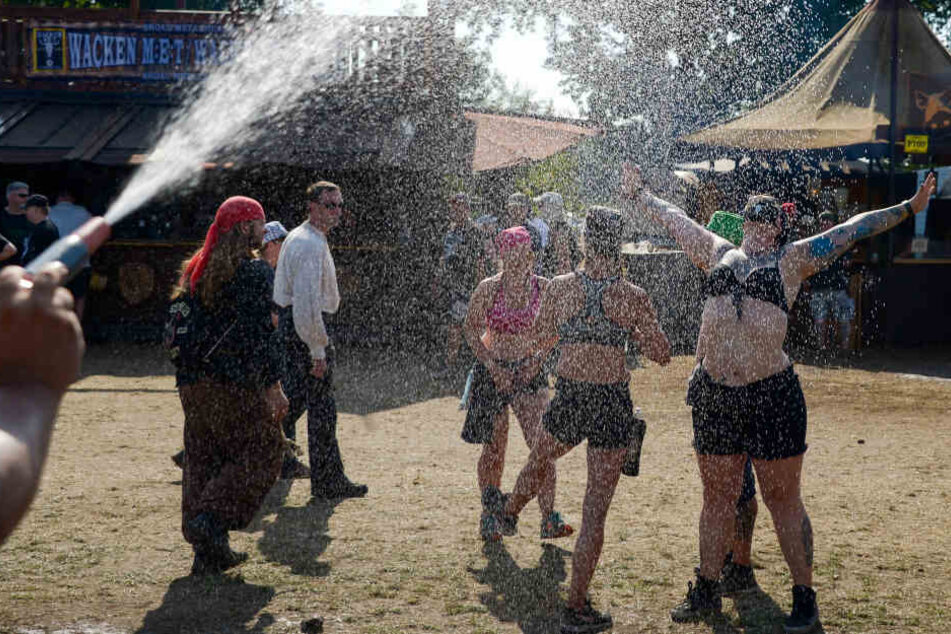 Festivalbesucher feiern den Auftakt beim Wacken Open Air. (Archivbild)