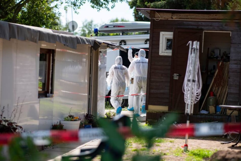 Polizeibeamte durchkämmten ein weitere Parzelle auf dem Campingplatz.