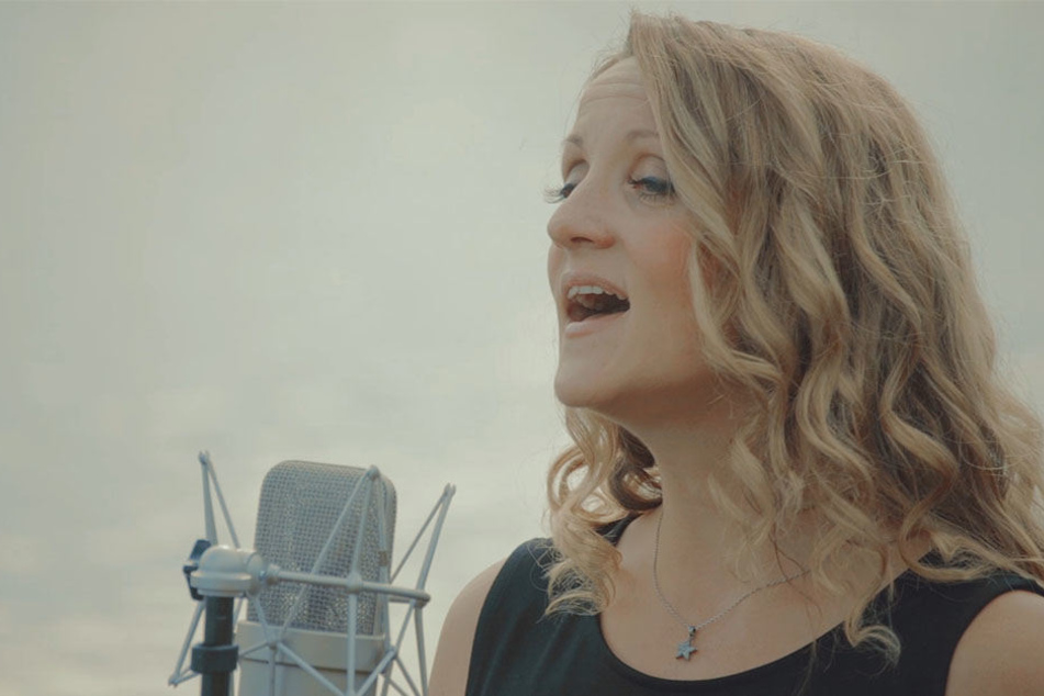 "Miss Rockester" alias Silvana Mehnert (38) singt im Video "Mein Fluss" tatsächlich von der Elbe.