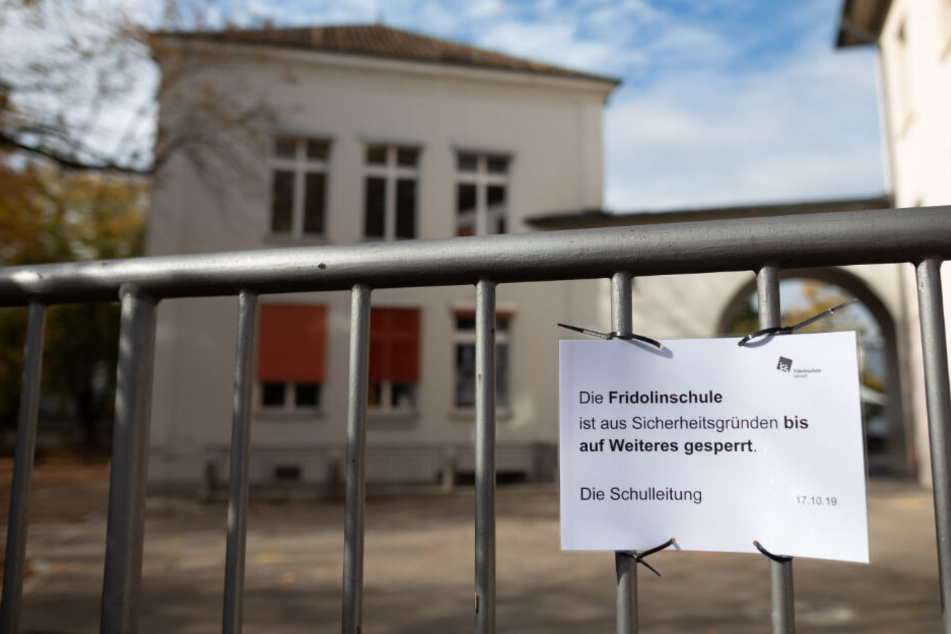 Ein Schild weist auf die Sperrung der Schule hin.