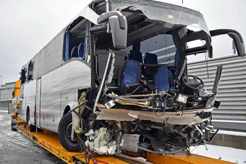Der Bus auf dem Weg nach Düsseldorf wurde bei dem Unfall bei Zürich schwer beschädigt.