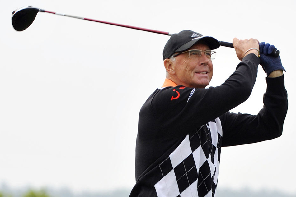 Immer am Ball: Franz Beckenbauer (72) beim Golfen. Der "Kaiser" tut auch Gutes mit seinem mondänen Rasensport.