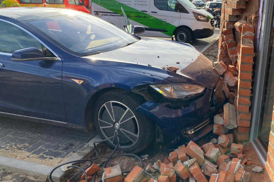 Der Tesla ist gegen die Hauswand gekracht.