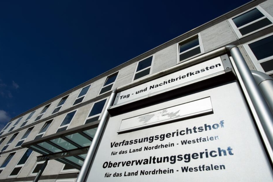 Vor dem Oberverwaltungsgericht in Münster die Angehörigen für Gerechtigkeit.