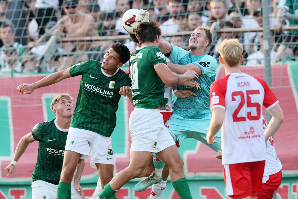 Halles Ersatzkeeper Luca Bendel (2.v.r.) rettet vor Marc Enke und Luis Jakobi.