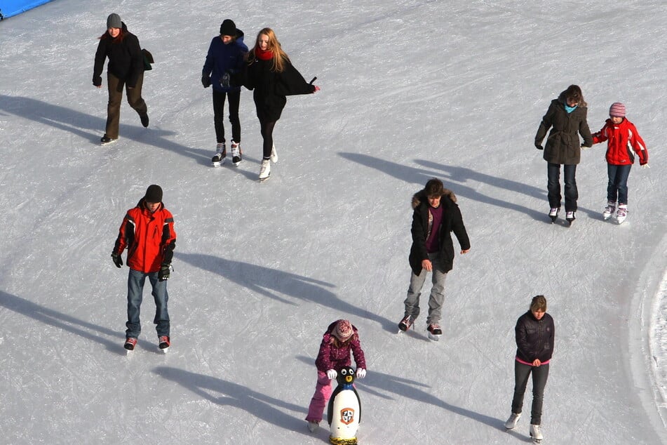 Vorsicht glatt! Aber das Eislaufen birgt für Groß wie Klein eine Menge Spaß. (Archivfoto)